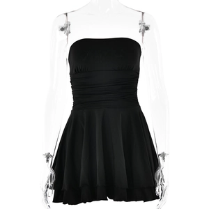 Robe bustier noire courte avec ourlet à volants et corsage froncé sur mannequin