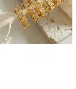 Vue macro de bagues plaquées or 18 carats avec zircons sur supports créatifs