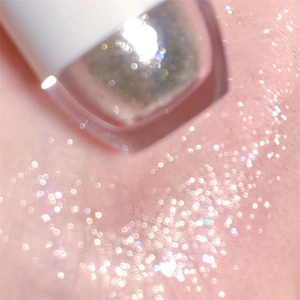 Macro swatch di ombretto liquido scintillante sulla pelle con riflessi brillanti