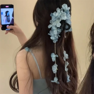 Elegante lichtblauwe stoffen bloem haarklem met lange kralen kwastjes voor dames