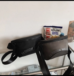 Gros plan de sacs à bandoulière en nylon minimalistes noir et gris avec sangle réglable