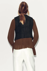 Vue arrière du gilet en faux daim noir avec broderie ethnique et lacet de serrage