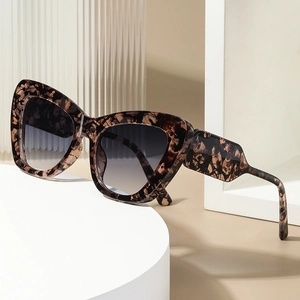 Fashionable cat eye sunglasses with tortoiseshell frame and gradient lenses for women