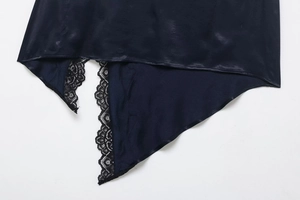 Vue détaillée du tissu en satin bleu foncé lisse et de la fine bordure en dentelle