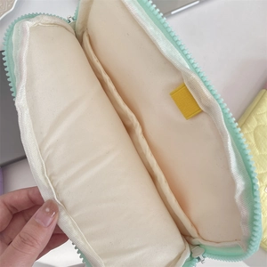 Primer plano del suave forro interior y del bolsillo de la funda para portátil