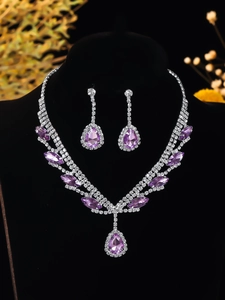 Detail eines Brautschmuck-Sets mit lila Kristallen in Birnenschliff auf Display