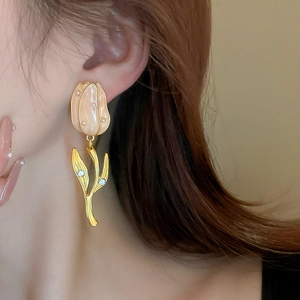 Boucles d'oreilles tulipes vintage avec pétales roses et cristaux sur un mannequin