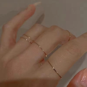 Set aus minimalistischen goldfarbenen Ringen für Damen, ideal zum Kombinieren im Alltag