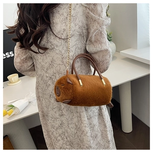 Borsa a tracolla in peluche Capybara marrone con catena dorata e manico in pelle