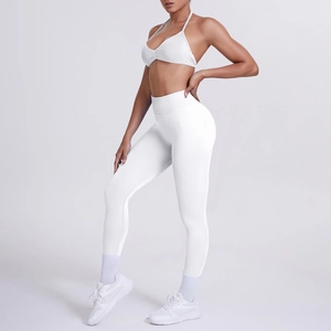 Dettaglio del reggiseno sportivo all'americana bianco e leggings yoga a coste
