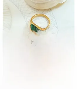 Vista macro del bracciale placcato oro 18k con inserto di malachite verde rettangolare
