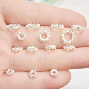 Détail des perles d'espacement flocon de neige plaquées or 14K avec zircons fins