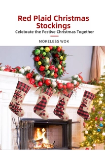 Détail de quatre chaussettes de Noël en toile suspendues à la cheminée avec broderie personnalisée