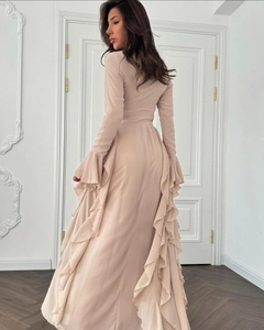 Vue arrière d'une robe longue beige à manches longues avec d'élégants volants aux poignets