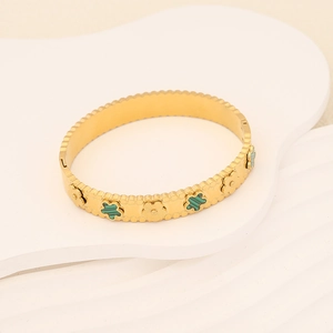 Bracciale quadrifoglio dorato con inserti in malachite verde su fondo bianco