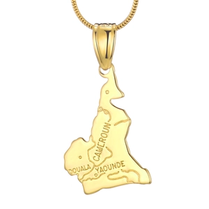 Détail du pendentif carte du Cameroun plaqué or 18 carats avec gravures de villes