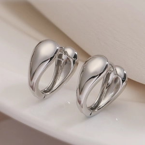 Orecchini geometrici a goccia in argento lucido da donna stile minimalista
