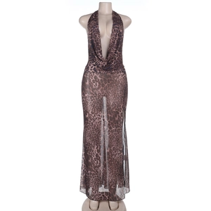 Detail von Maxikleid mit Leopardenmuster, Neckholder, tiefem V-Ausschnitt und Seitenschlitz