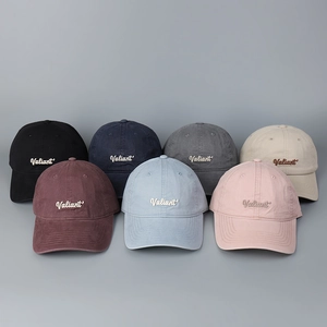Collectie geborduurde katoenen baseballcaps in zeven verschillende kleuren op grijze basis