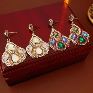 Boucles d'oreilles vintage zircon goutte d'eau sur une boîte à bijoux de luxe