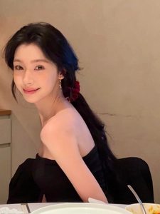 Détail d'une pince à cheveux fleur rouge en tissu portée par un mannequin