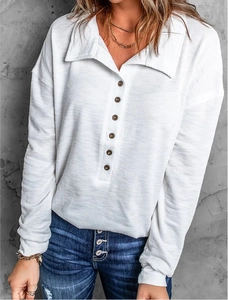 Détail du cardigan en maille côtelée blanche avec col polo et patte de boutonnage