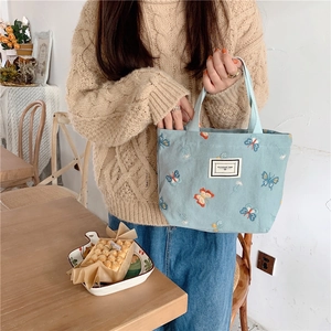 Petit sac en toile bleu clair avec broderie papillon et étiquette Pleasant Time