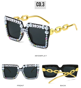 Vue détaillée des lunettes d'anniversaire avec perles et branches en chaîne dorée