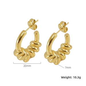 Detailansicht goldener Spiral-Ohrringe mit 20mm Durchmesser und 10,3g Gewichtangabe