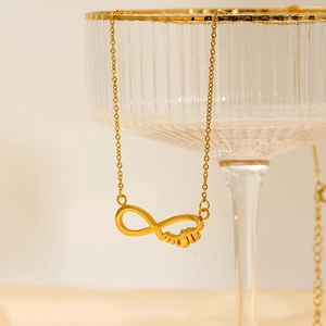 Collier symbole infini en acier inoxydable plaqué or 18 carats pour femme exposé