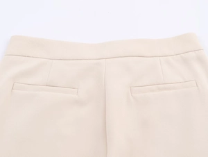 Detail der beigen Hose mit professionellen Paspeltaschen und maßgeschneiderten Nähten