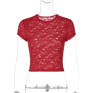 Détail du crop top en dentelle rouge montrant la maille florale et la coupe ajustée