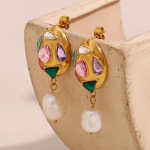 Dettaglio orecchini placcati oro 18K con zirconi colorati e perle bianche lucide