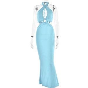 Détail d'une robe longue bleu clair avec dos nu et découpes à la taille avec anneau