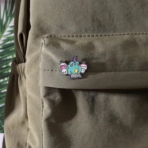Cartoon Emaille-Anstecker mit Frosch-Zauberer auf grünem Nylon Rucksack Detail