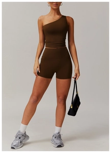 Détail du haut de yoga asymétrique marron foncé et du short taille haute sur mannequin