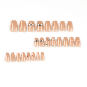 Faux ongles ballerine nude avec cœurs argentés et motifs de lignes en strass