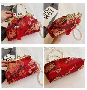 Vues détaillées du sac coquillage brodé rouge avec motifs dorés et bandoulière perle