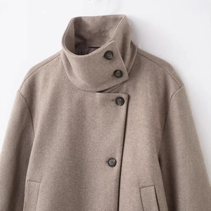 Cappotto da donna minimalista in lana taupe con collo alto asimmetrico e bottoni scuri