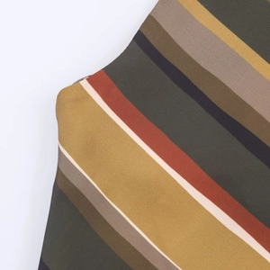 Détail macro d'un tissu à rayures tons terre avec des lignes orange et marron