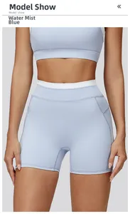 Détail du short de yoga bleu brume à taille contrastée et coutures structurées