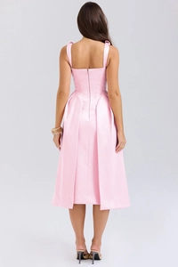 Détail de la robe midi en satin rose dos nu montrant la coupe et la fermeture éclair