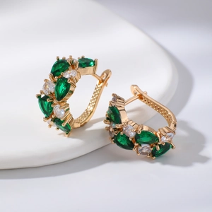 Boucles d'oreilles or rose avec cristaux marquise verts et zircons sur plateau