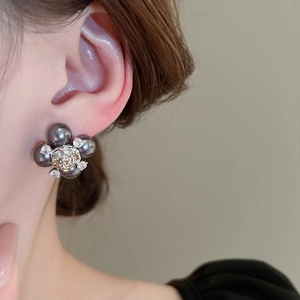 Boucles d'oreilles fleurs élégantes avec perles gris foncé et oxydes de zirconium