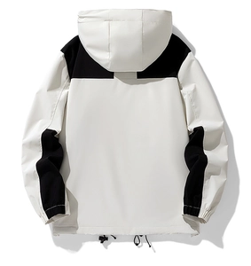Details der Kapuzen-Outdoorjacke mit schwarz-weiß kontrastierenden Nähten am Rücken