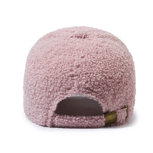Vue arrière de la casquette de baseball en laine d'agneau rose avec boucle métallique