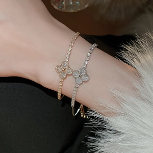 Elegante goldene und silberne Kleeblatt-Armbänder mit funkelnden Zirkonia für Damen