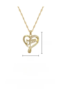 Détail du collier pendentif cœur doré avec gravure Mom et mesures sur fond blanc clair
