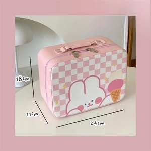 Détail trousse de maquillage rose à carreaux lapin avec dimensions 24x18x11cm