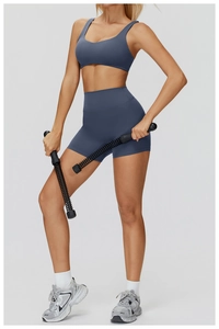 Nahaufnahme des graublauen Yoga-Sets mit hoch tailliertem V-Schnitt-Bund und Sport-BH im Racerback